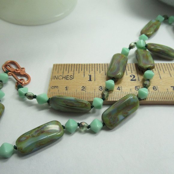 Uranium glass bead necklace - Picture 5 of 11